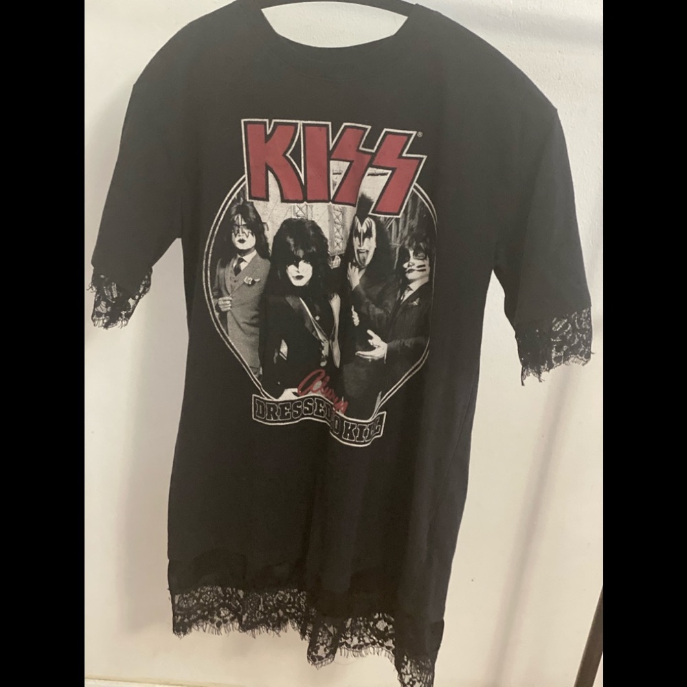 Band tee with lace